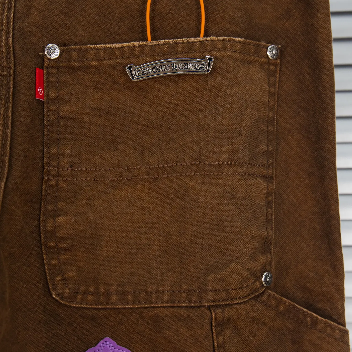 P290 Chrome Hearts Chrome Hearts brown logging purple multi-leather jeans Multi-leather standard work jeans pants CH jeans need to be washed and then disassembled and hand-stitched with sheepskin cross leather and then spliced to complete. The whole process is too complicated to explain. About Chrome Hearts This is an extremely luxurious fashion brand that can also be called the nobility of the high street. It has always been an exclusive brand for some hipsters or rich second generations. Compared with ordinary high streets, it is more luxurious and noble. Compared with luxury brands, it has a more fashionable personality. It has always been a brand that I have a special liking for. Style number: 1786# Color: Brown Size: 28 30 32 34 36